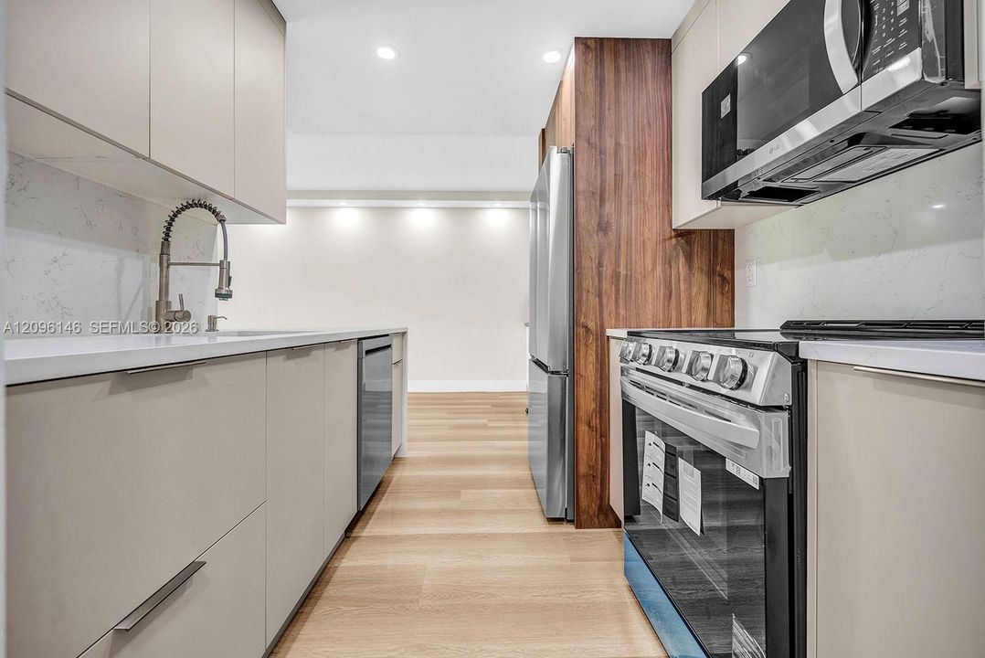 For Sale: $389,400 (2 beds, 2 baths, 990 Square Feet)