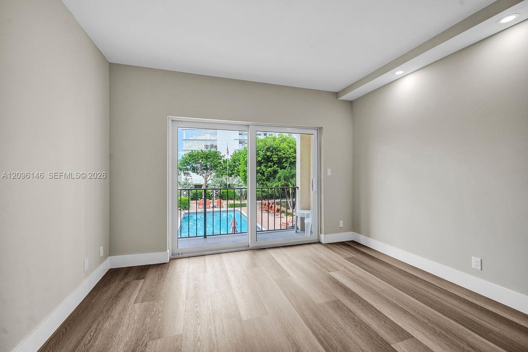 For Sale: $389,400 (2 beds, 2 baths, 990 Square Feet)