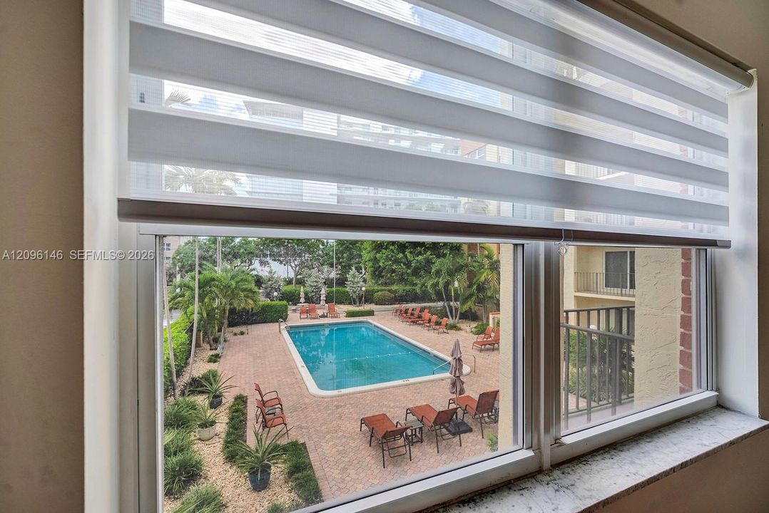 For Sale: $389,400 (2 beds, 2 baths, 990 Square Feet)