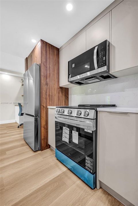 For Sale: $389,400 (2 beds, 2 baths, 990 Square Feet)