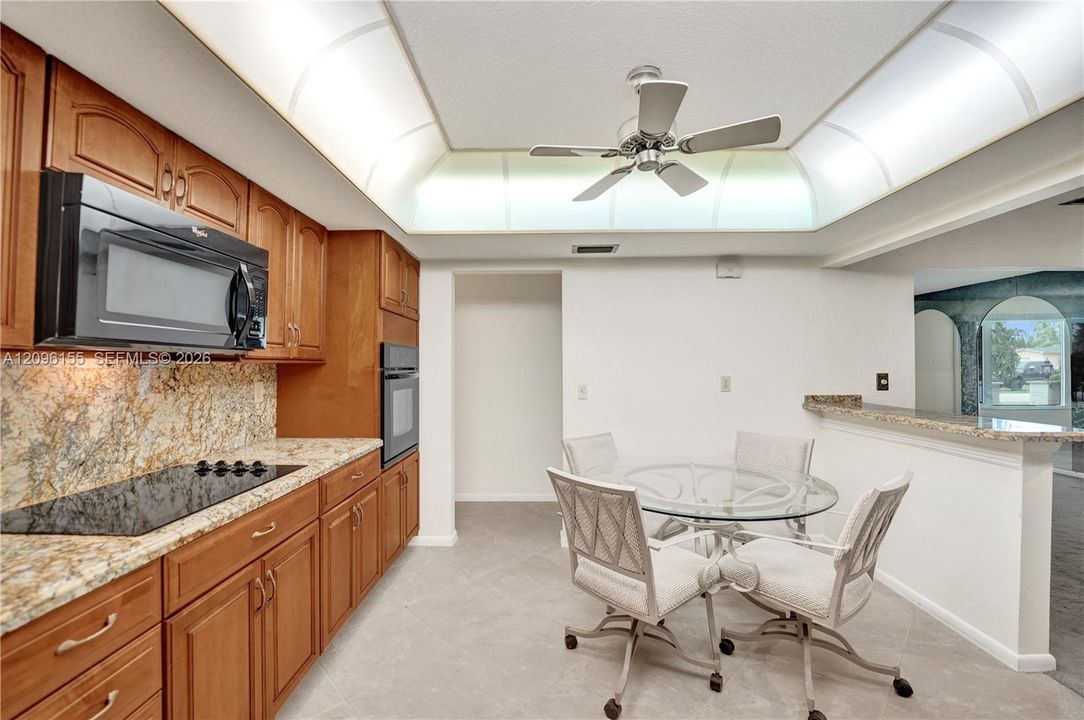 На продажу: $599,000 (4 спален, 2 ванн, 1812 Квадратных фут)