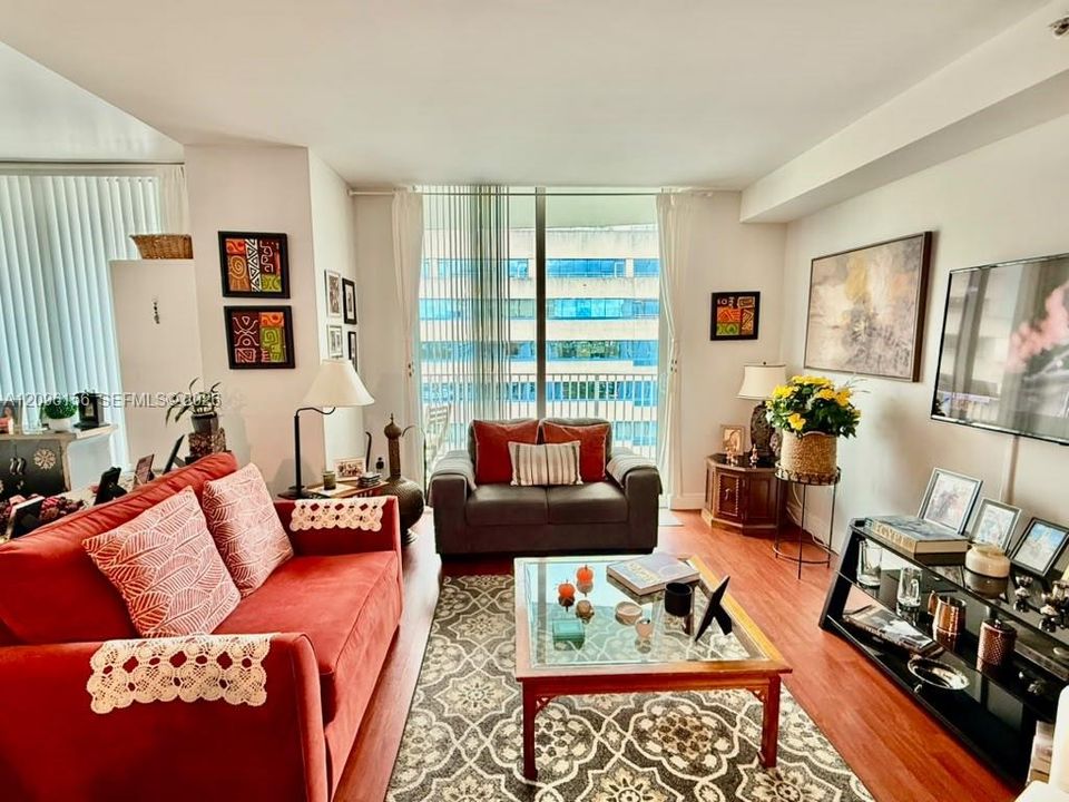 For Sale: $315,000 (0 beds, 1 baths, 655 Square Feet)