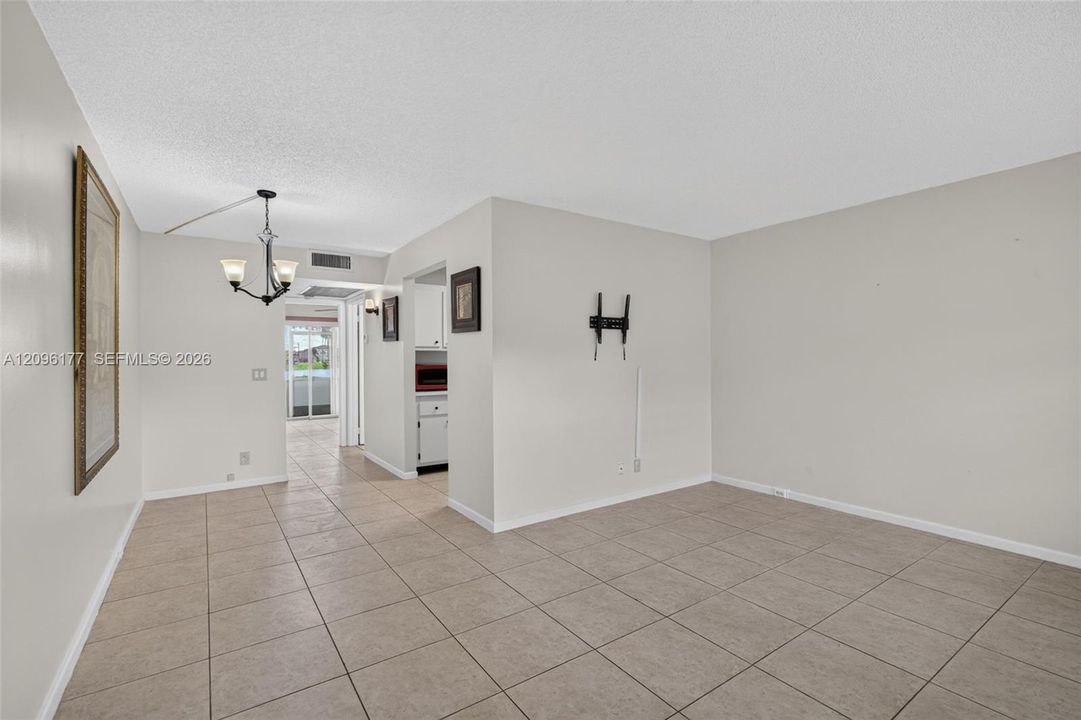 For Sale: $174,000 (1 beds, 1 baths, 585 Square Feet)