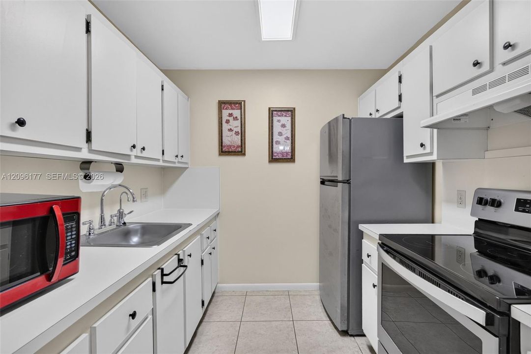 For Sale: $174,000 (1 beds, 1 baths, 585 Square Feet)