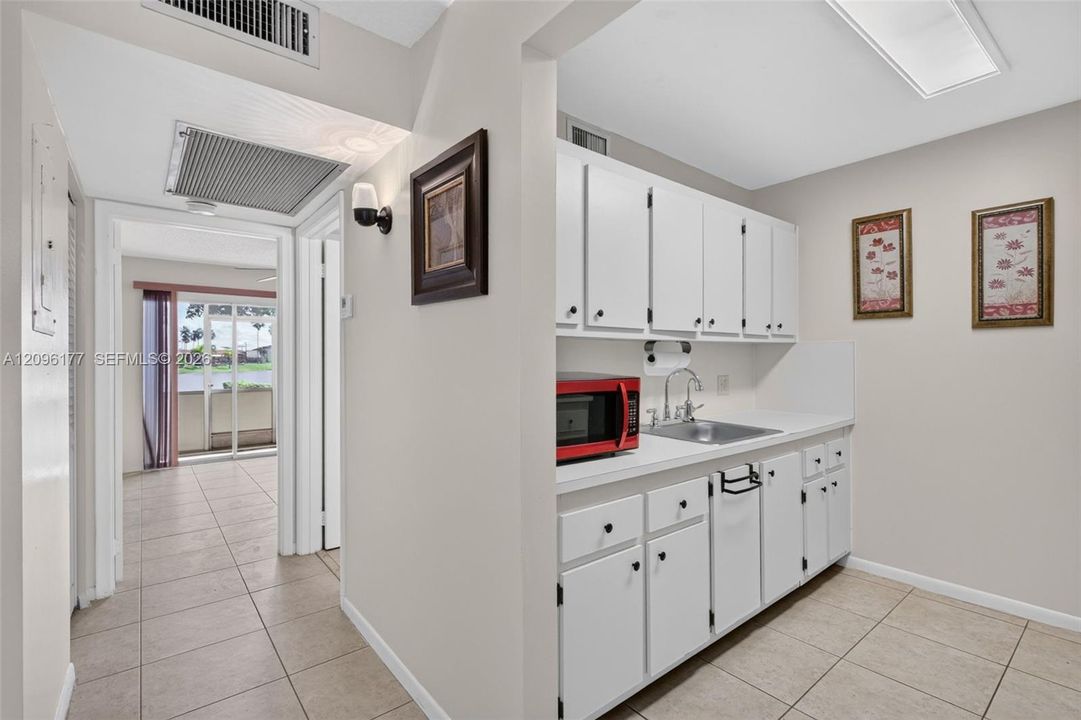For Sale: $174,000 (1 beds, 1 baths, 585 Square Feet)
