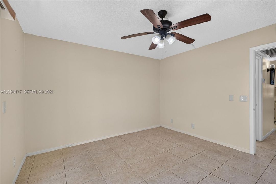 For Sale: $174,000 (1 beds, 1 baths, 585 Square Feet)
