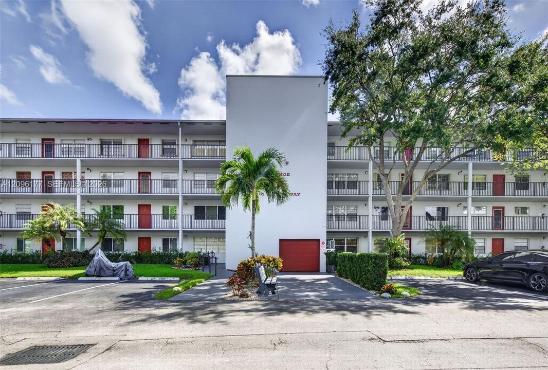 For Sale: $174,000 (1 beds, 1 baths, 585 Square Feet)