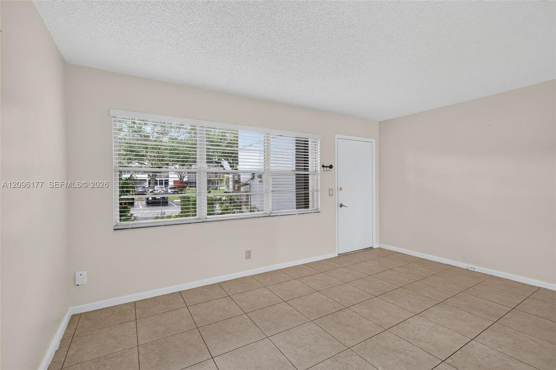 For Sale: $174,000 (1 beds, 1 baths, 585 Square Feet)