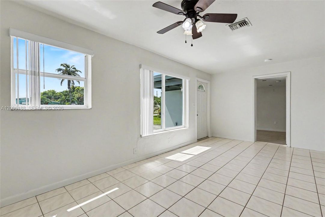 For Sale: $388,800 (3 beds, 1 baths, 1025 Square Feet)