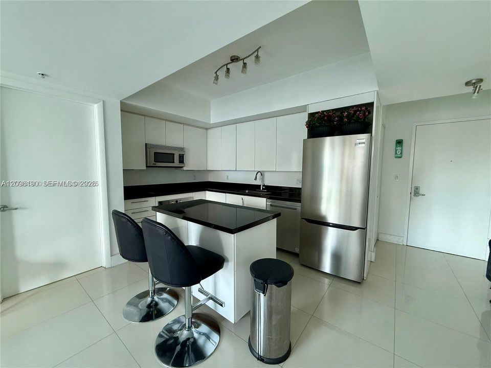 For Sale: $549,000 (2 beds, 2 baths, 1121 Square Feet)