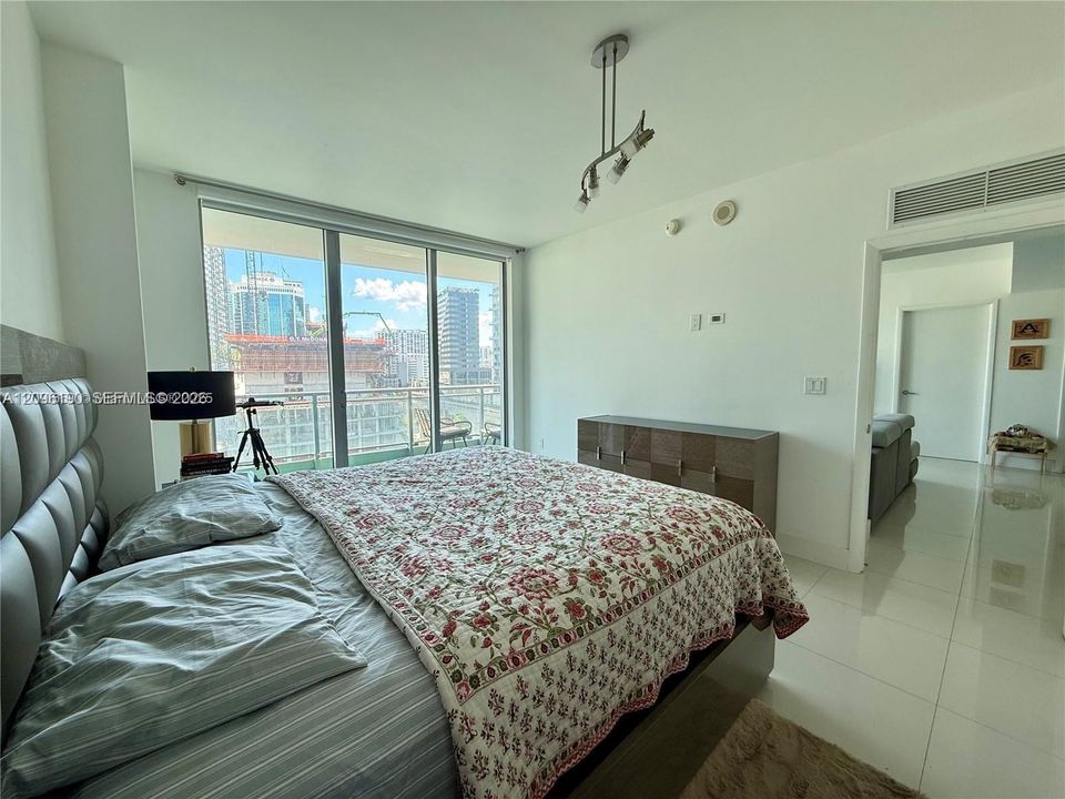 For Sale: $549,000 (2 beds, 2 baths, 1121 Square Feet)