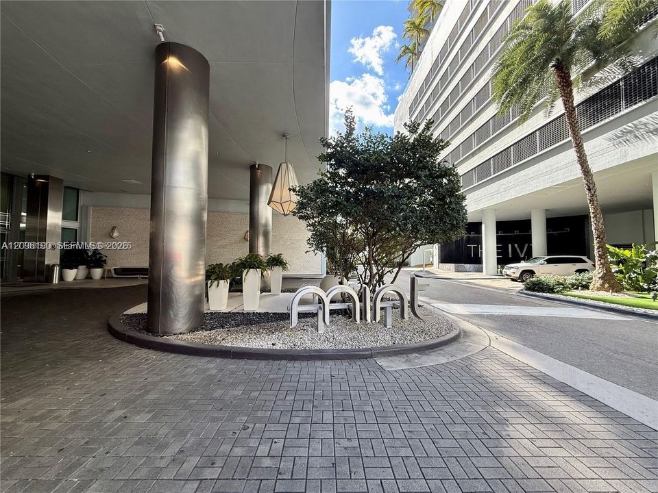 For Sale: $549,000 (2 beds, 2 baths, 1121 Square Feet)