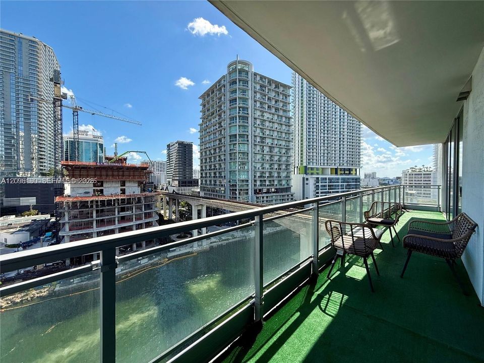 For Sale: $549,000 (2 beds, 2 baths, 1121 Square Feet)