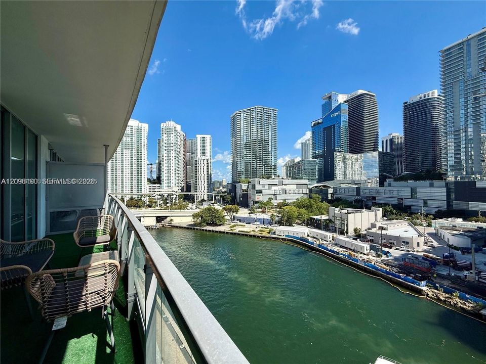 For Sale: $549,000 (2 beds, 2 baths, 1121 Square Feet)