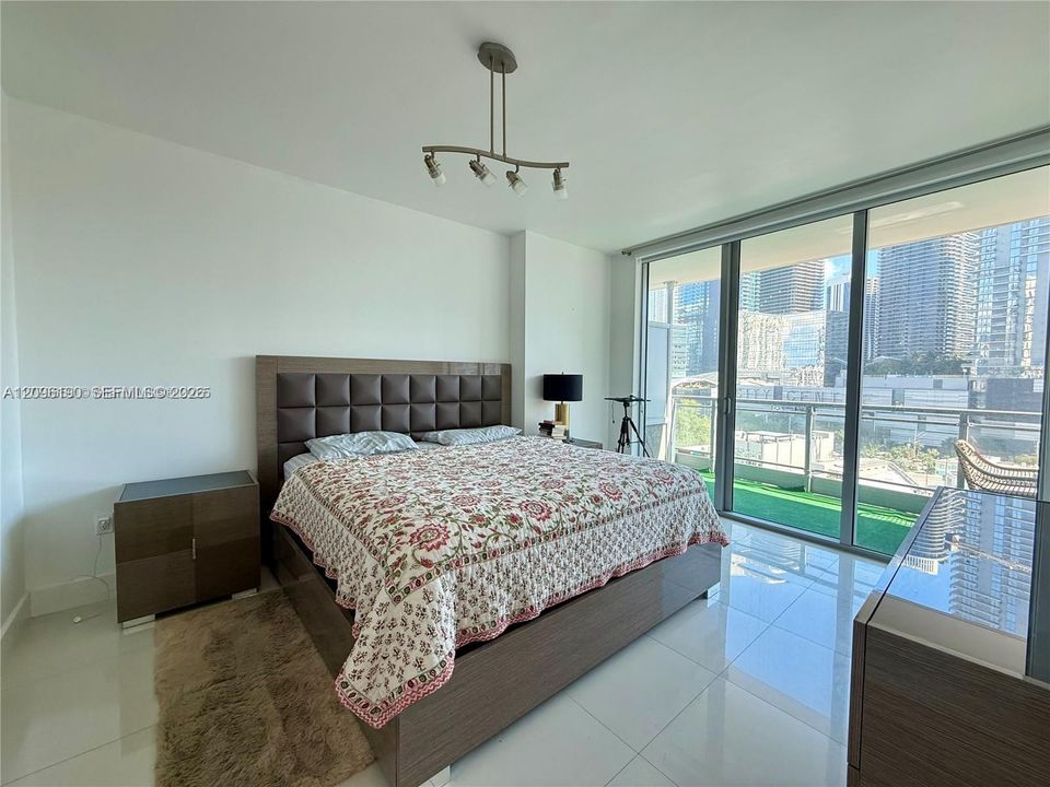 For Sale: $549,000 (2 beds, 2 baths, 1121 Square Feet)