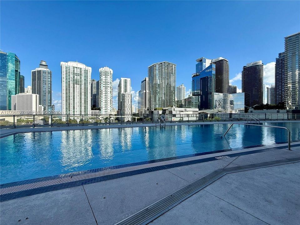 For Sale: $549,000 (2 beds, 2 baths, 1121 Square Feet)