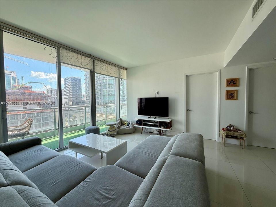 For Sale: $549,000 (2 beds, 2 baths, 1121 Square Feet)