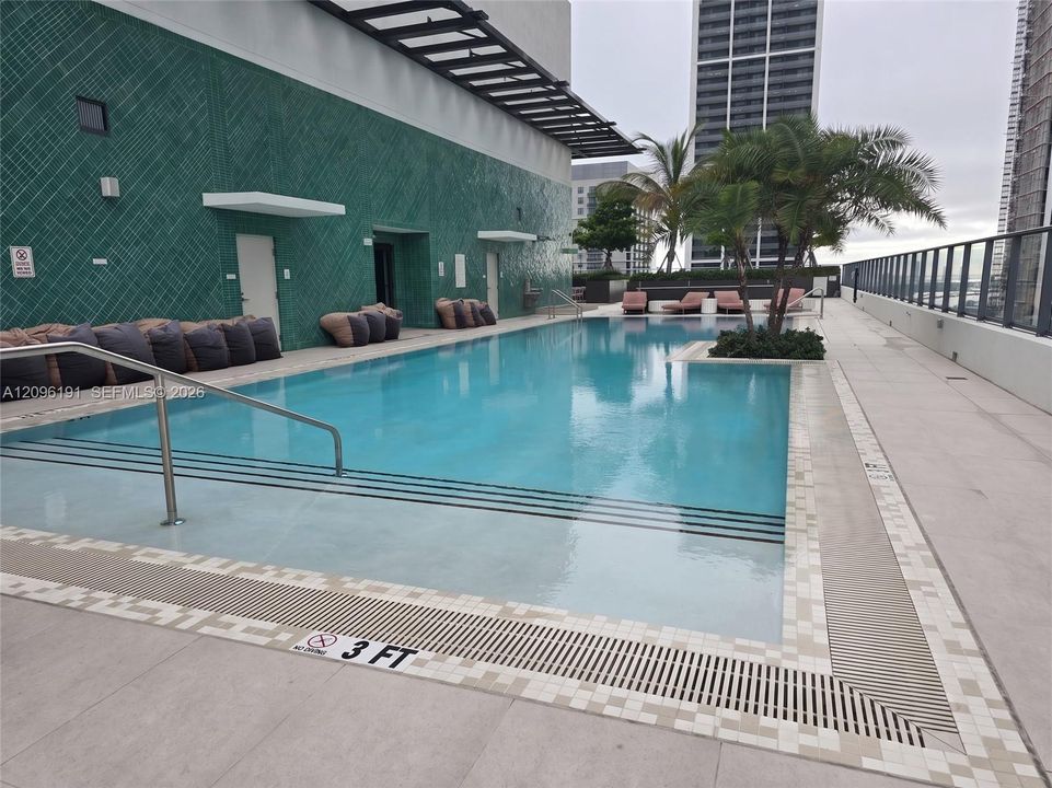 For Rent: $3,200 (1 beds, 1 baths, 555 Square Feet)