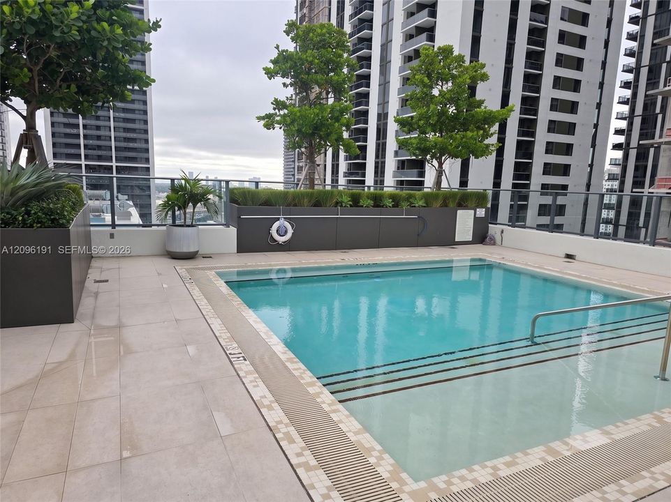 For Rent: $3,200 (1 beds, 1 baths, 555 Square Feet)