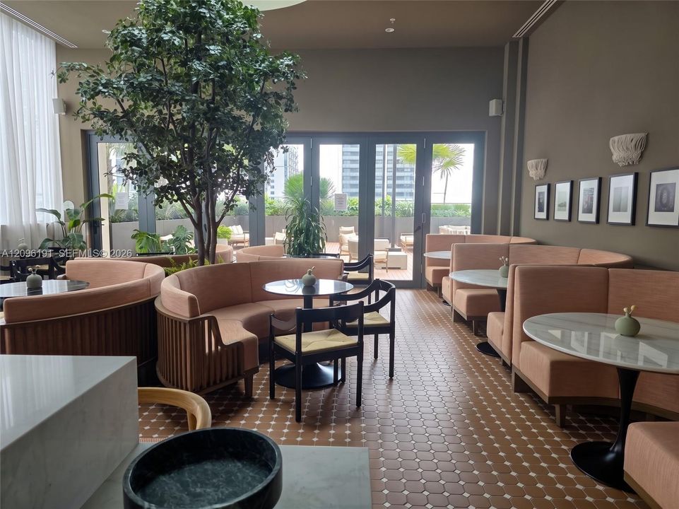 For Rent: $3,200 (1 beds, 1 baths, 555 Square Feet)