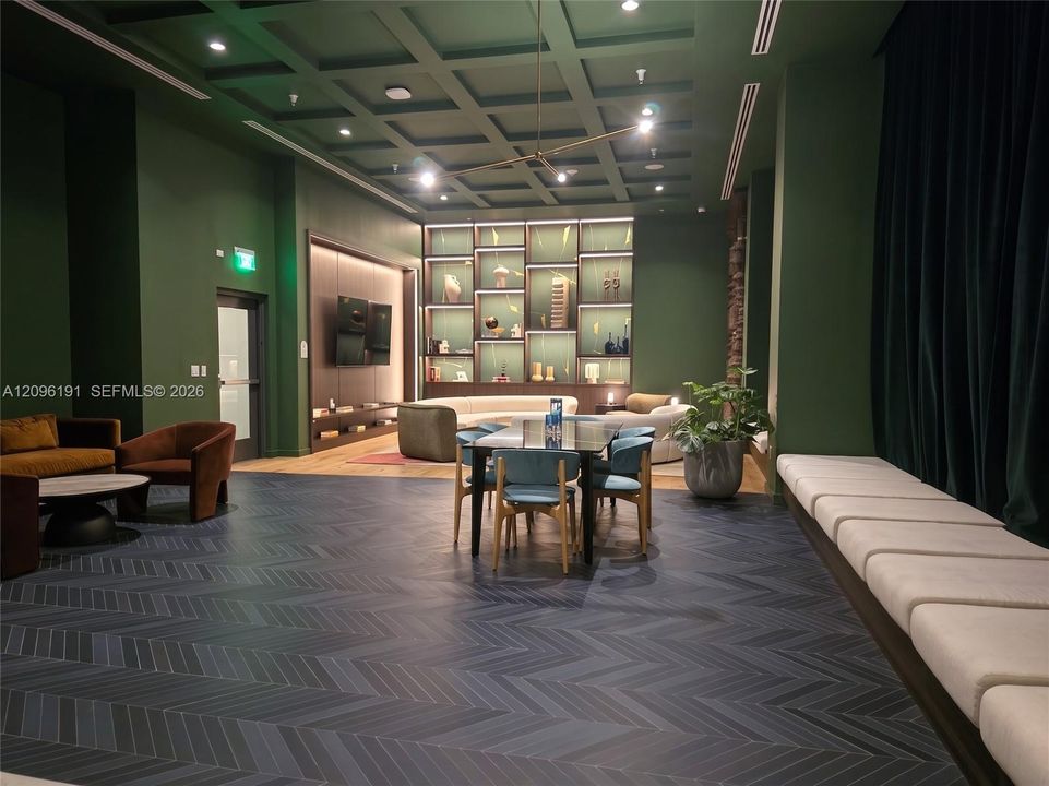 For Rent: $3,200 (1 beds, 1 baths, 555 Square Feet)