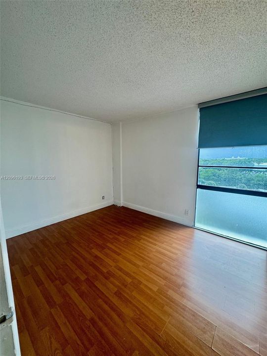 For Sale: $210,000 (1 beds, 1 baths, 994 Square Feet)