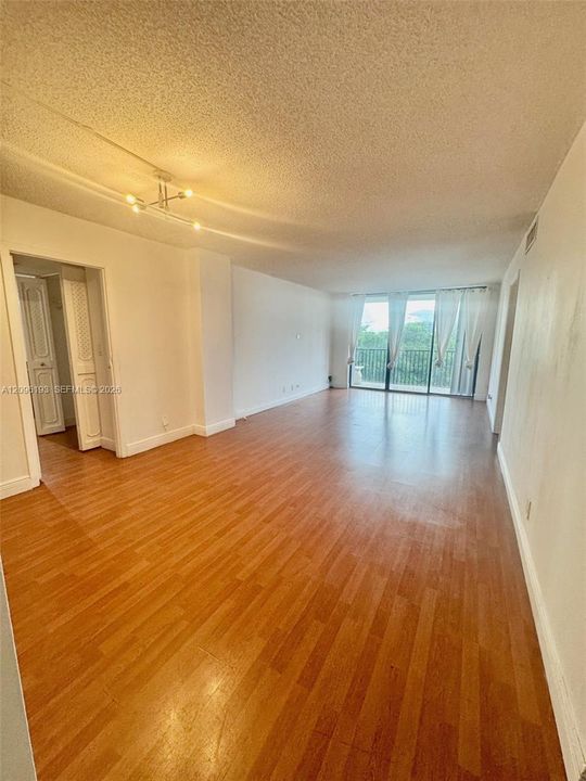 For Sale: $210,000 (1 beds, 1 baths, 994 Square Feet)
