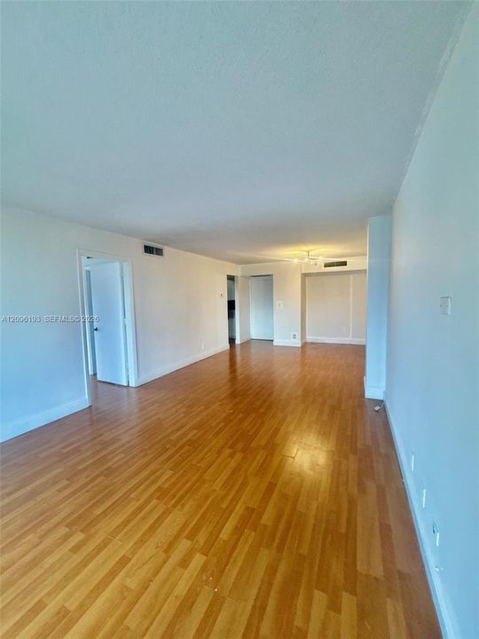 For Sale: $210,000 (1 beds, 1 baths, 994 Square Feet)