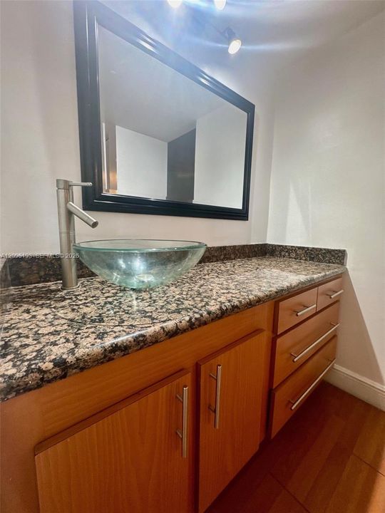 For Sale: $210,000 (1 beds, 1 baths, 994 Square Feet)