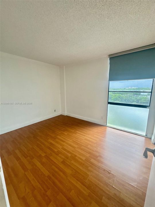For Sale: $210,000 (1 beds, 1 baths, 994 Square Feet)