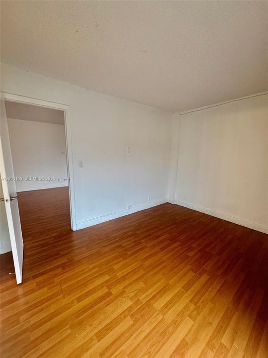 For Sale: $210,000 (1 beds, 1 baths, 994 Square Feet)