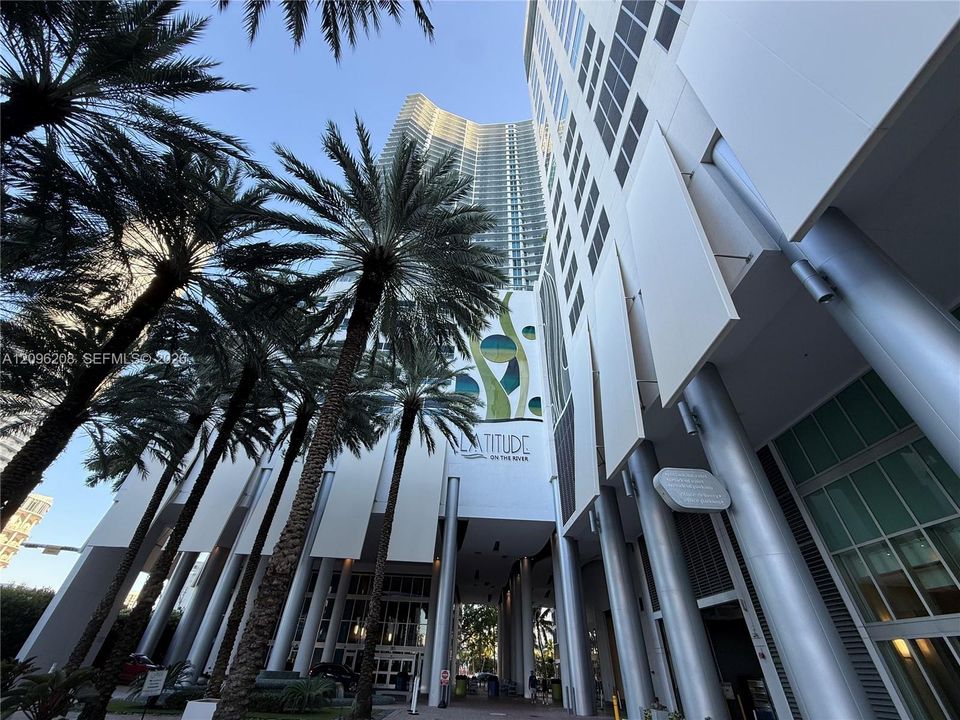 For Rent: $3,100 (1 beds, 1 baths, 899 Square Feet)