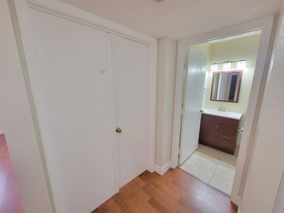 2539 NW 49th Ter 703, Gabriela Guimaraes