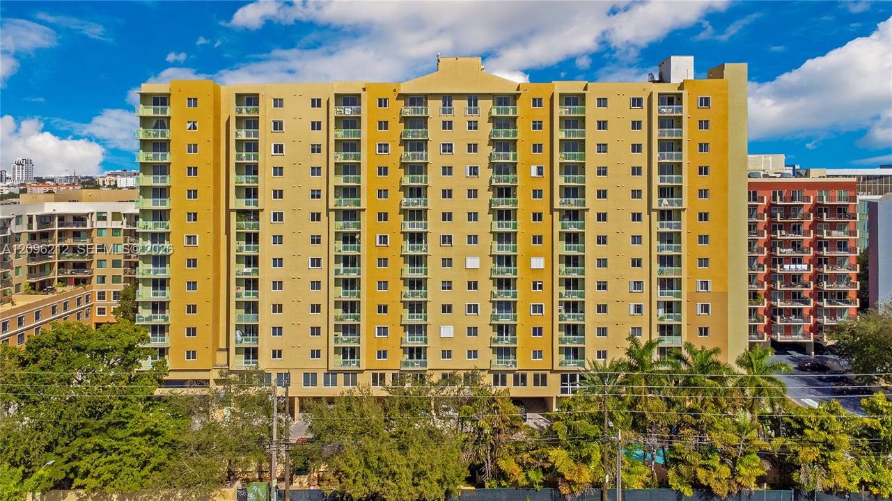 For Sale: $399,000 (2 beds, 2 baths, 842 Square Feet)