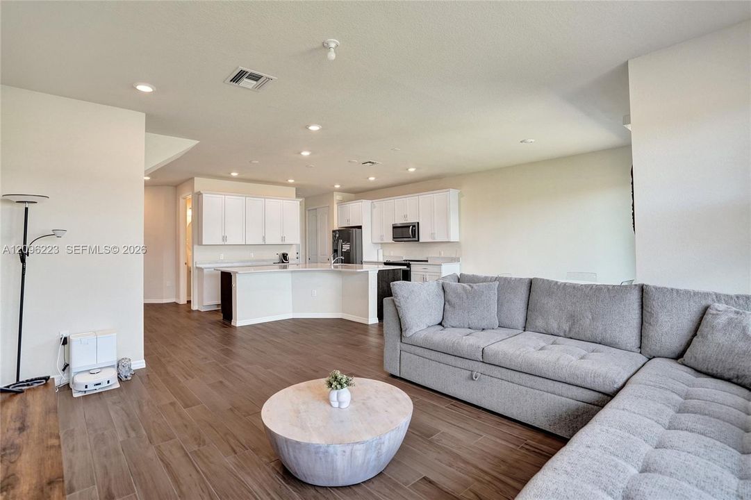For Rent: $3,500 (3 beds, 2 baths, 1895 Square Feet)