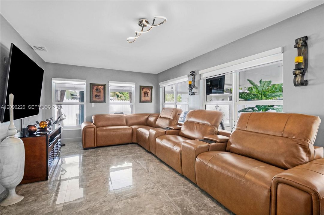En Venta: $580,000 (4 camas, 1 baños, 1383 Pies cuadrados)