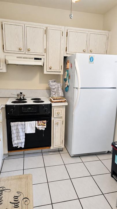 For Sale: $59,900 (1 beds, 1 baths, 680 Square Feet)