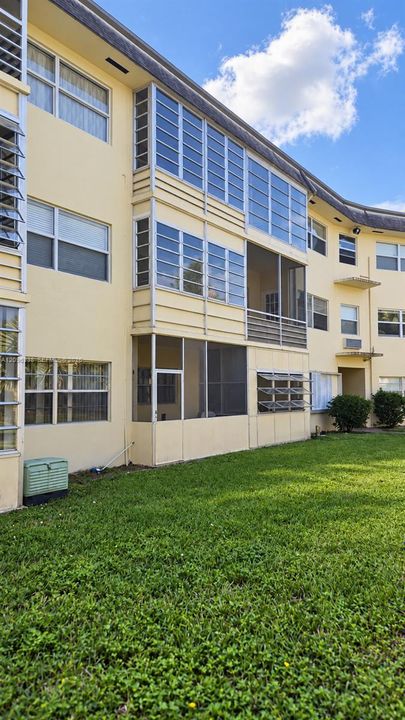 For Sale: $59,900 (1 beds, 1 baths, 680 Square Feet)