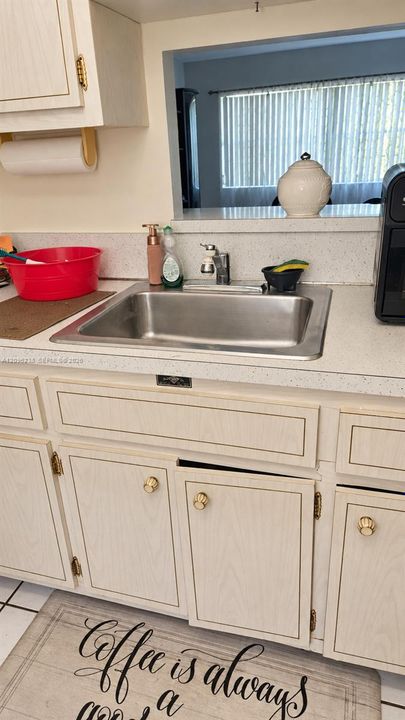 For Sale: $59,900 (1 beds, 1 baths, 680 Square Feet)