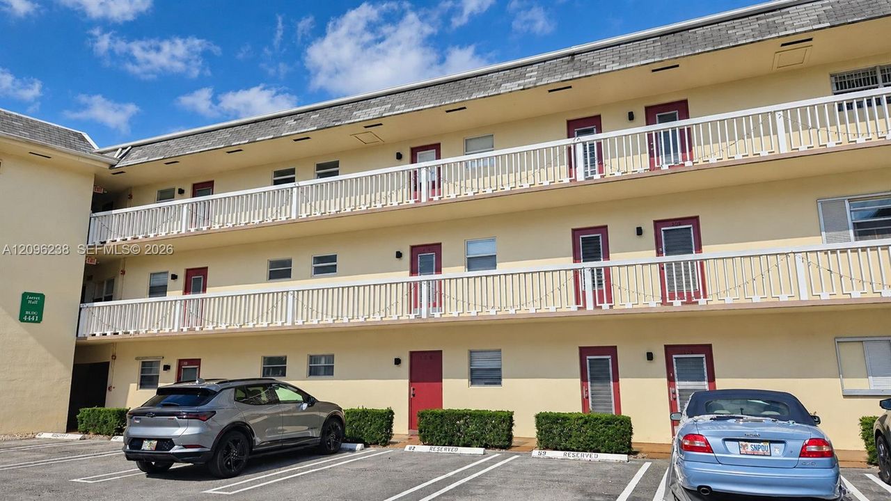 For Sale: $59,900 (1 beds, 1 baths, 680 Square Feet)