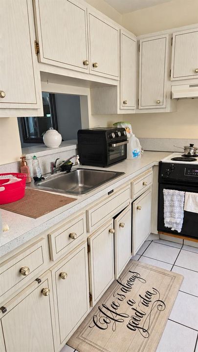 For Sale: $59,900 (1 beds, 1 baths, 680 Square Feet)