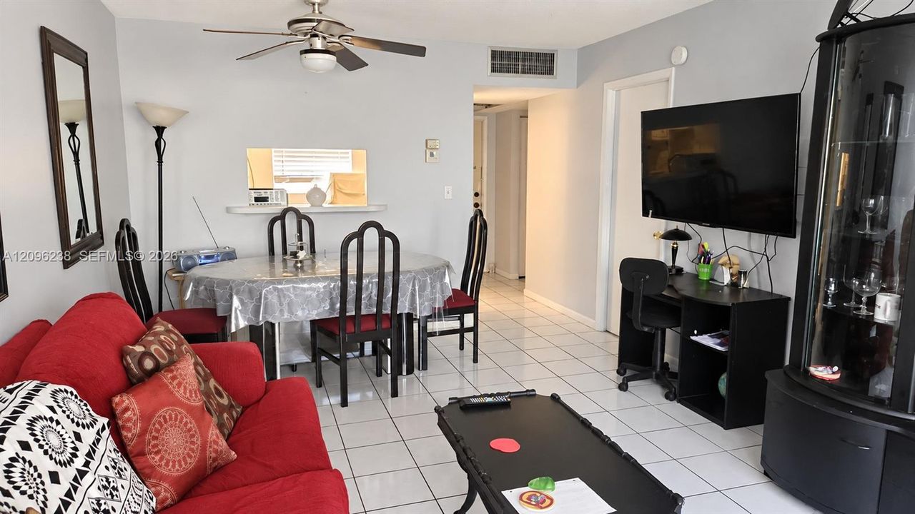 For Sale: $59,900 (1 beds, 1 baths, 680 Square Feet)