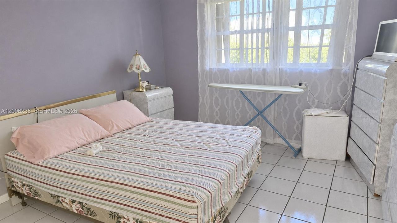 For Sale: $59,900 (1 beds, 1 baths, 680 Square Feet)