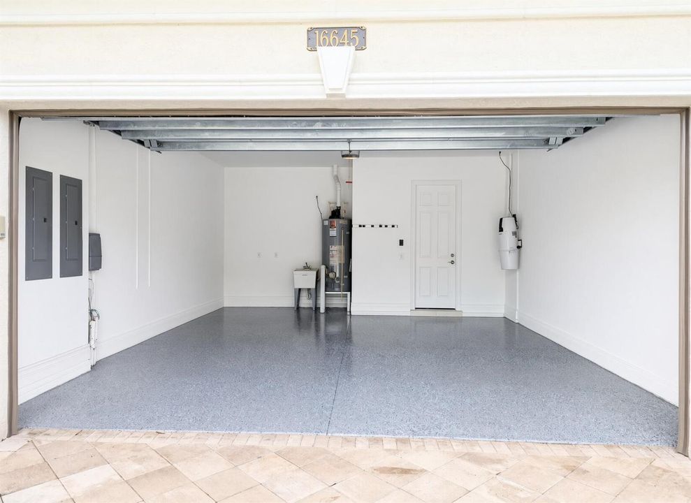32. Garage