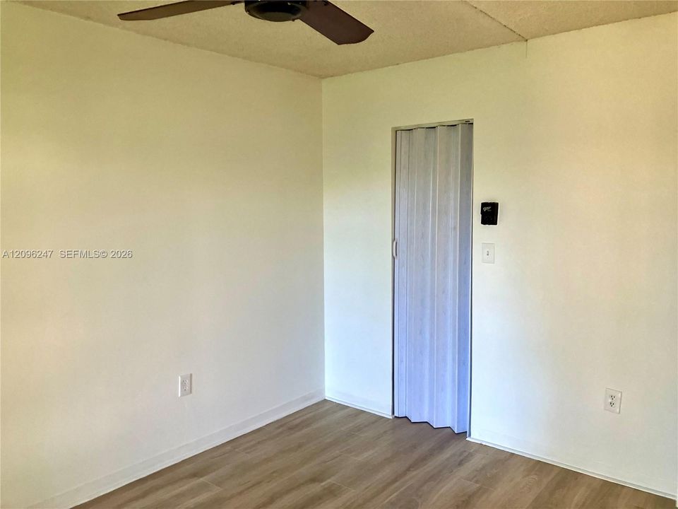 For Sale: $165,000 (2 beds, 2 baths, 957 Square Feet)