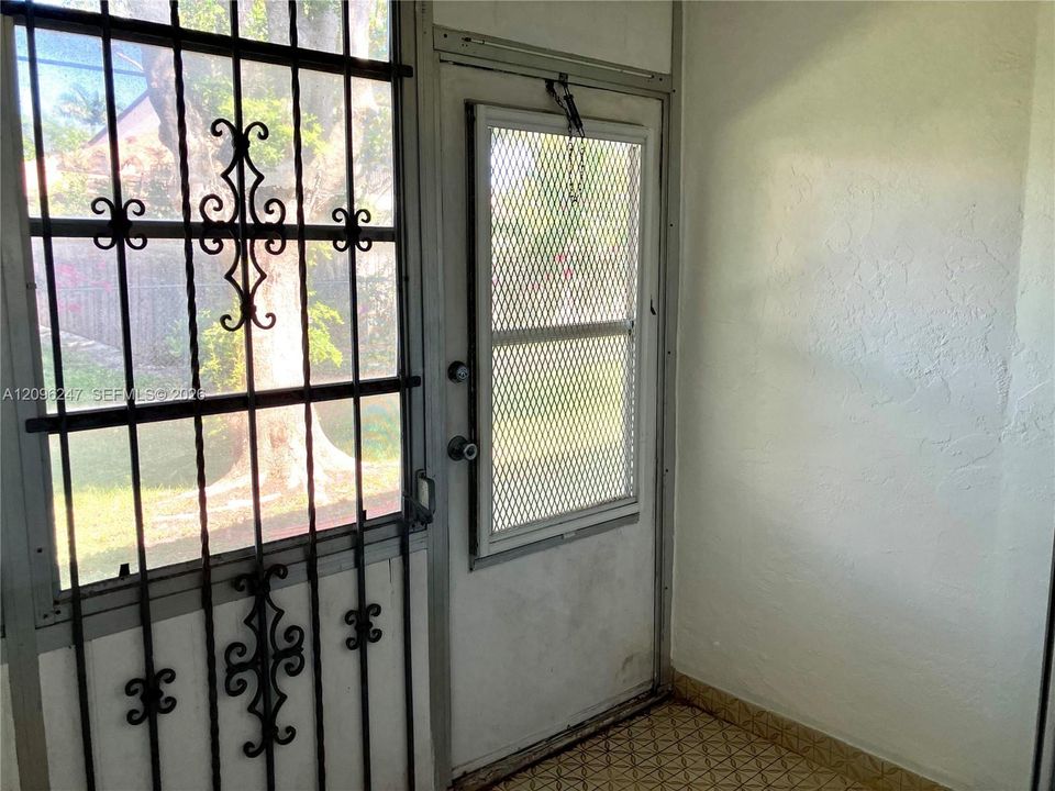 For Sale: $165,000 (2 beds, 2 baths, 957 Square Feet)