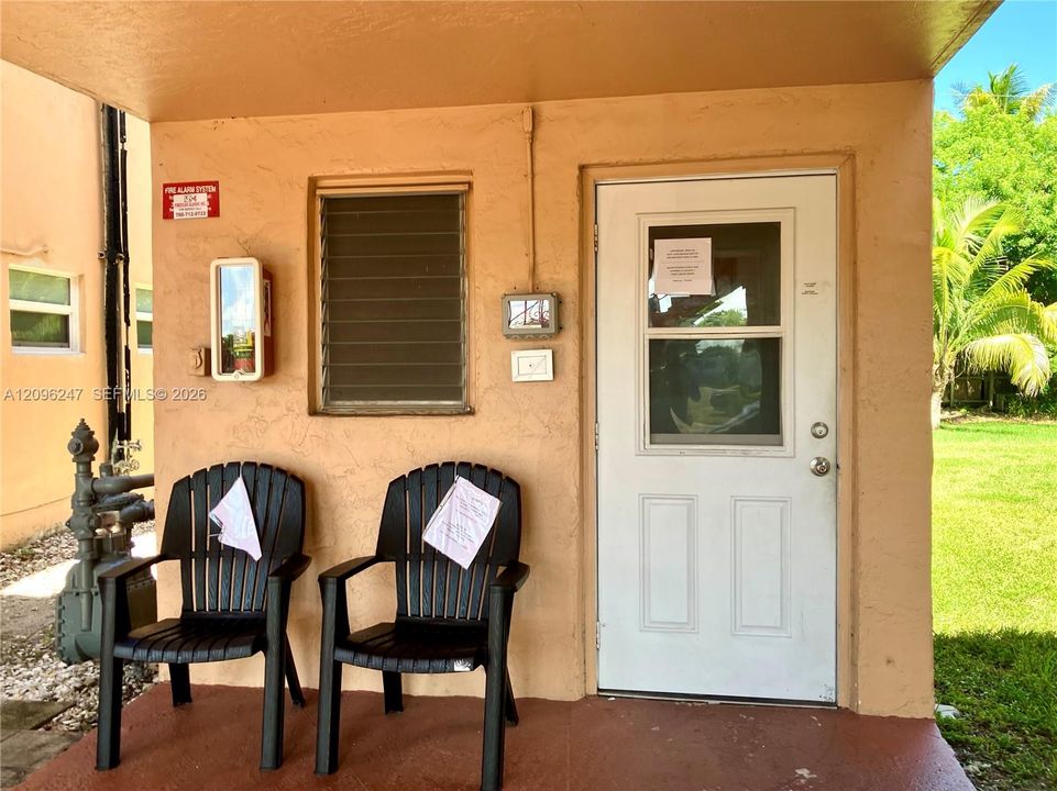 For Sale: $165,000 (2 beds, 2 baths, 957 Square Feet)