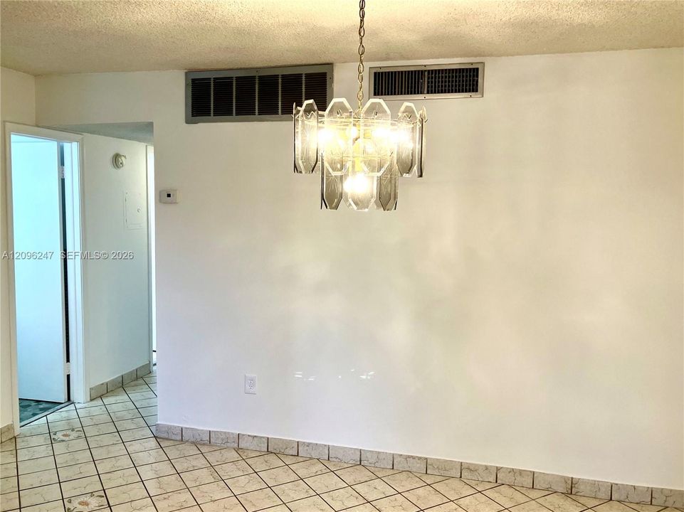 For Sale: $165,000 (2 beds, 2 baths, 957 Square Feet)