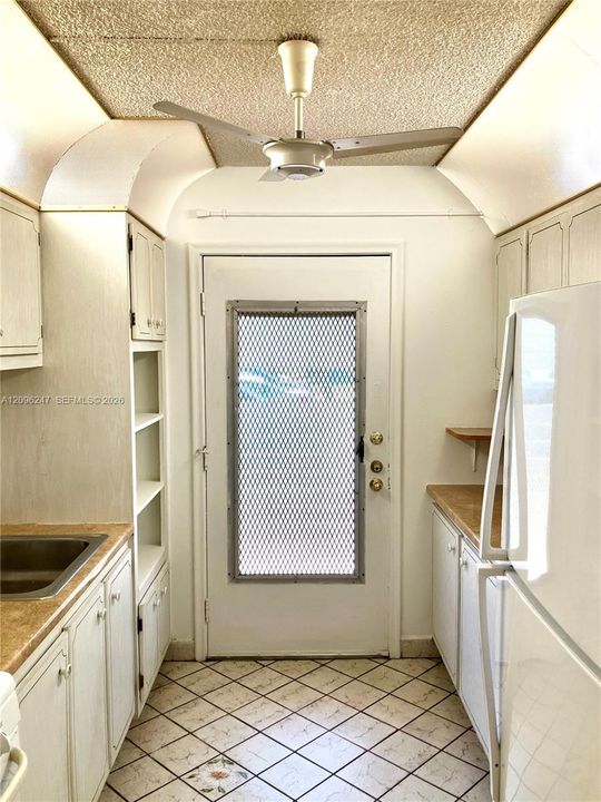 For Sale: $165,000 (2 beds, 2 baths, 957 Square Feet)