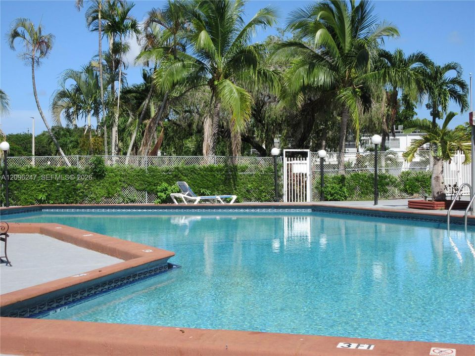 For Sale: $165,000 (2 beds, 2 baths, 957 Square Feet)
